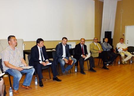 Dezbaterea cu candidaţii la Primărie pe tema Universităţii: PRM-istul şi-a trimis şeful în loc, iar Vuşcan a împărţit... oglinzi (FOTO)